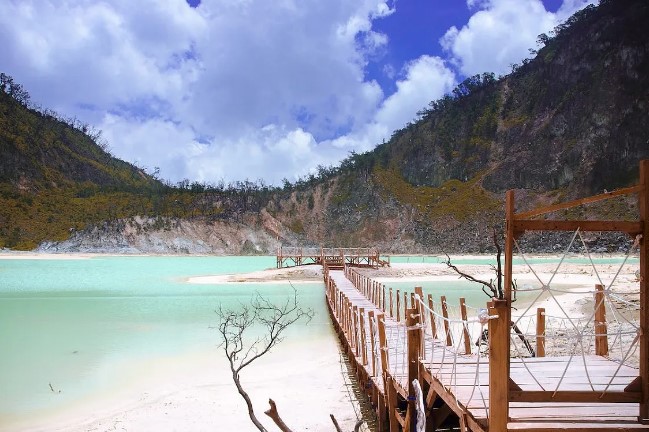 Tips Liburan ke Kawah Putih Bandung Saat Musim Hujan dan Weekend